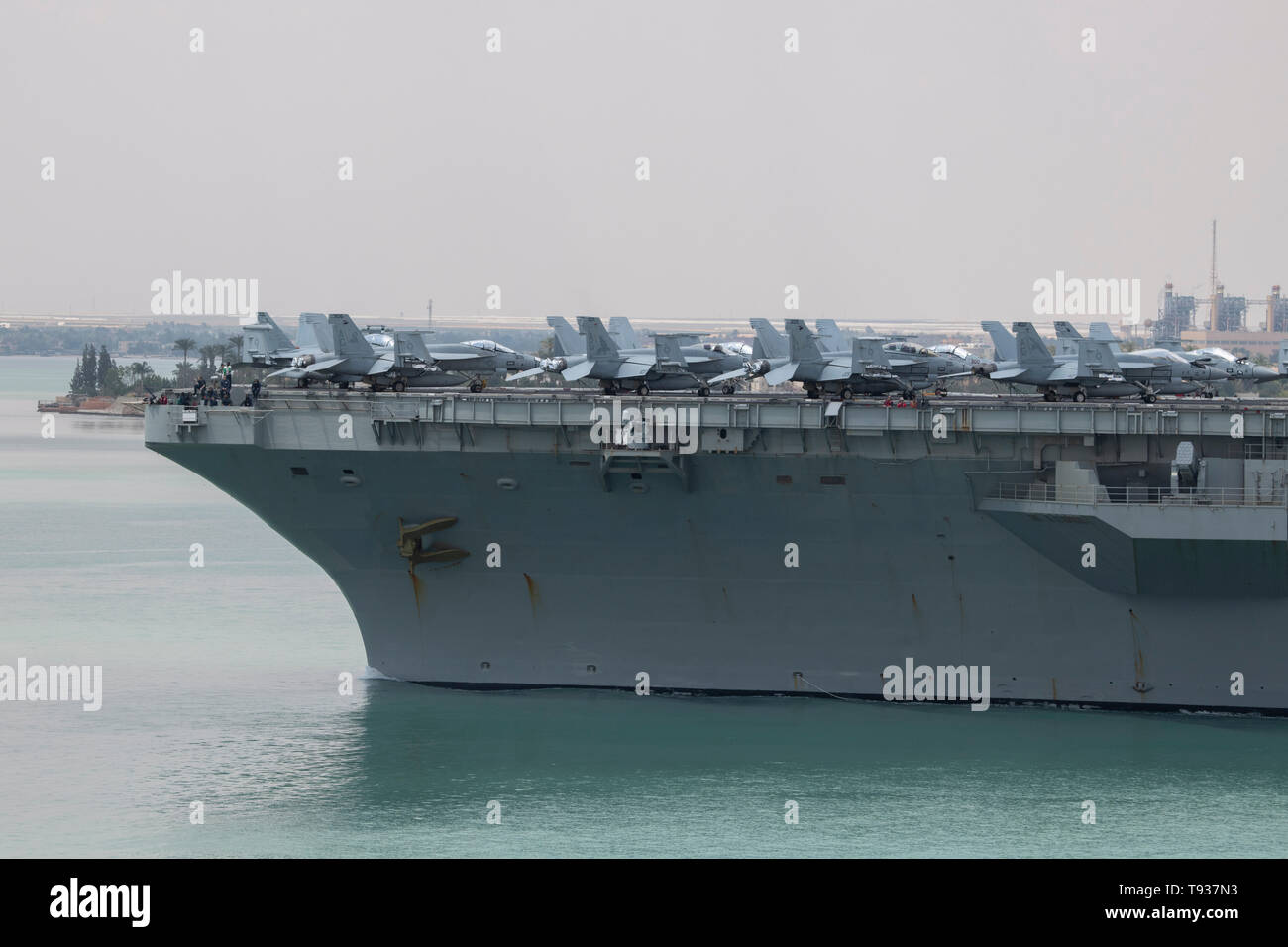 L'Egitto, il canale di Suez. Abraham Lincoln Strike gruppo (ABECSG) transitanti Canale di Suez, 9 maggio 2019. Nimitz-class portaerei USS Abraham Lincoln (CVN 72 Foto Stock