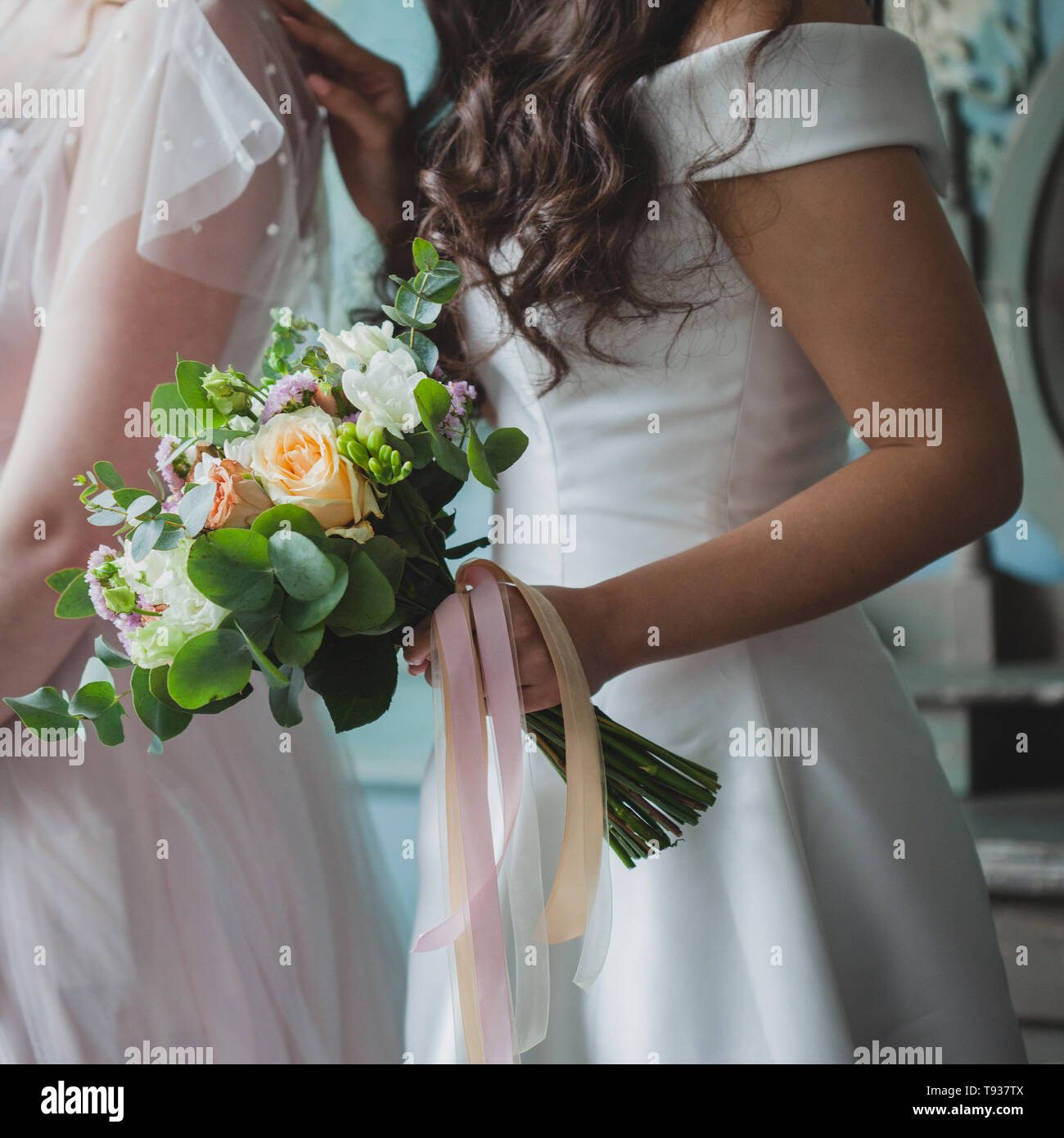 Sposa e le sue damigelle hanno. Bella giovane donna in abiti e con bouquet di fiori freschi. Bouquet nuziale, close-up Foto Stock