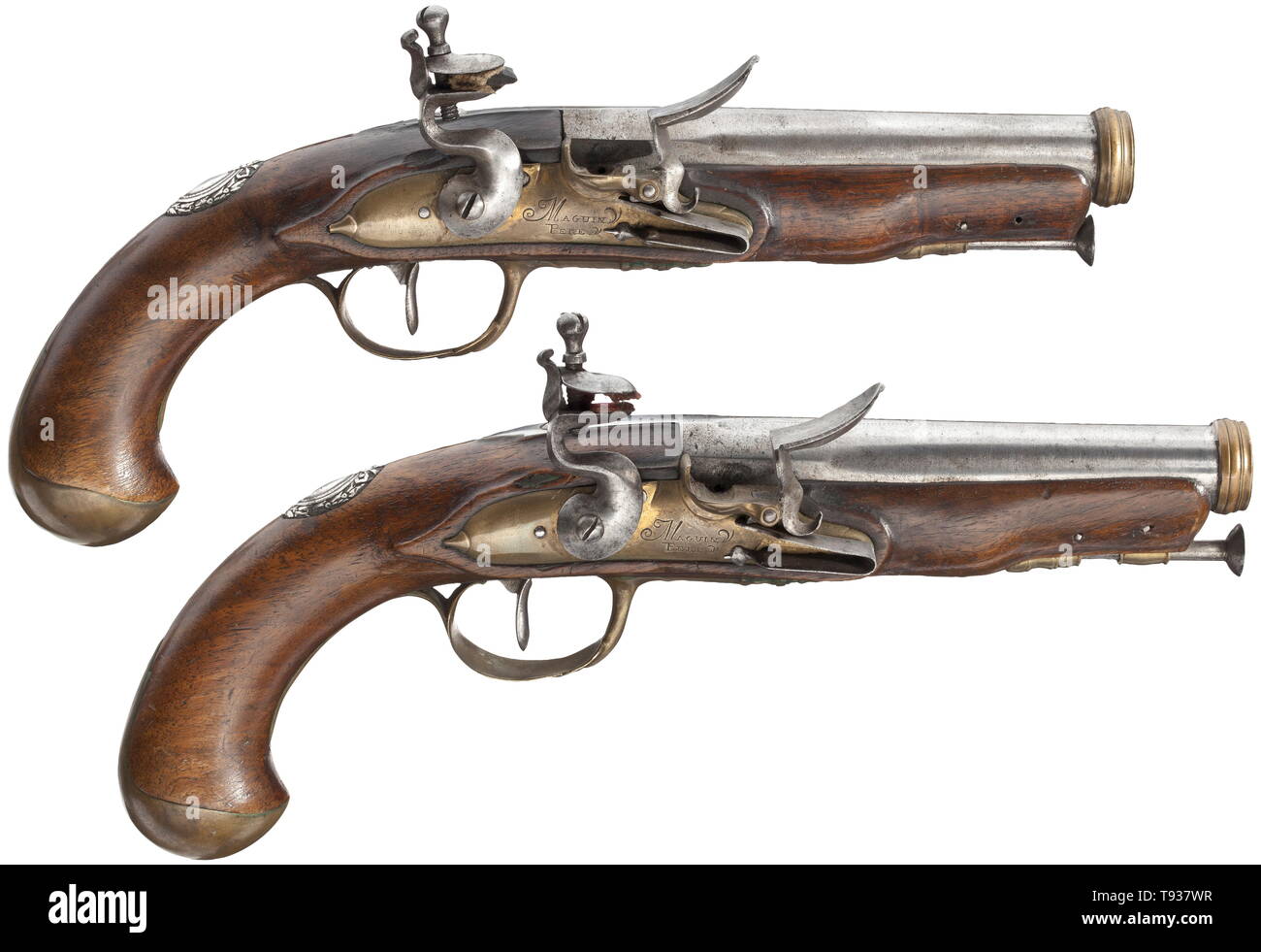 Una coppia di flintlock pistols, Maguin Pere, Francia, 1800 poi ottagonale round liscia, barili in 17 mm di calibro con fasce di ottone intorno il cannone museruola. Il lato superiore delle canne florally colpito con resti di placcatura in oro. Flintlocks con pentole in ottone e le piastre di bloccaggio, ciascuna firmata 'MAGUIN PERE'. Noce liscia stock con mobili in ottone e argento targhe pollice. Ferro da stiro ramrods. Lunghezza della pistola sia 29 cm. storica, storica, Gun, pistole, armi da fuoco, braccio di fuoco, armi da fuoco, armi da fuoco, armi, armi, arma, braccio, dispositivo di combattimento, oggetto, proprie, Additional-Rights-Clearance-Info-Not-Available Foto Stock