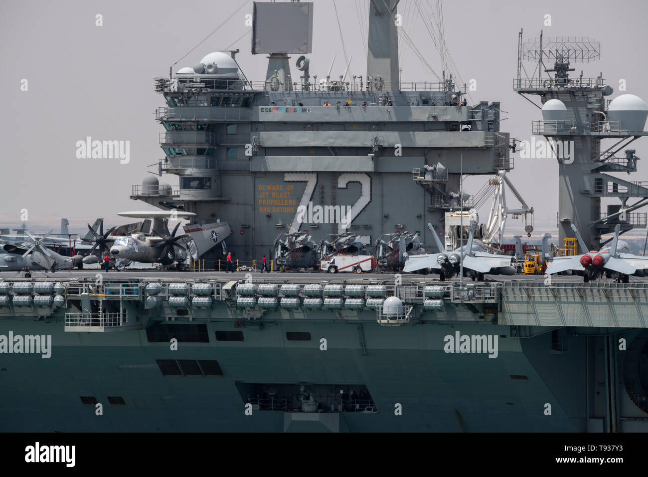L'Egitto, il canale di Suez. Abraham Lincoln Strike gruppo (ABECSG) transitanti Canale di Suez, 9 maggio 2019. Nimitz-class portaerei USS Abraham Lincoln (CVN 72 Foto Stock