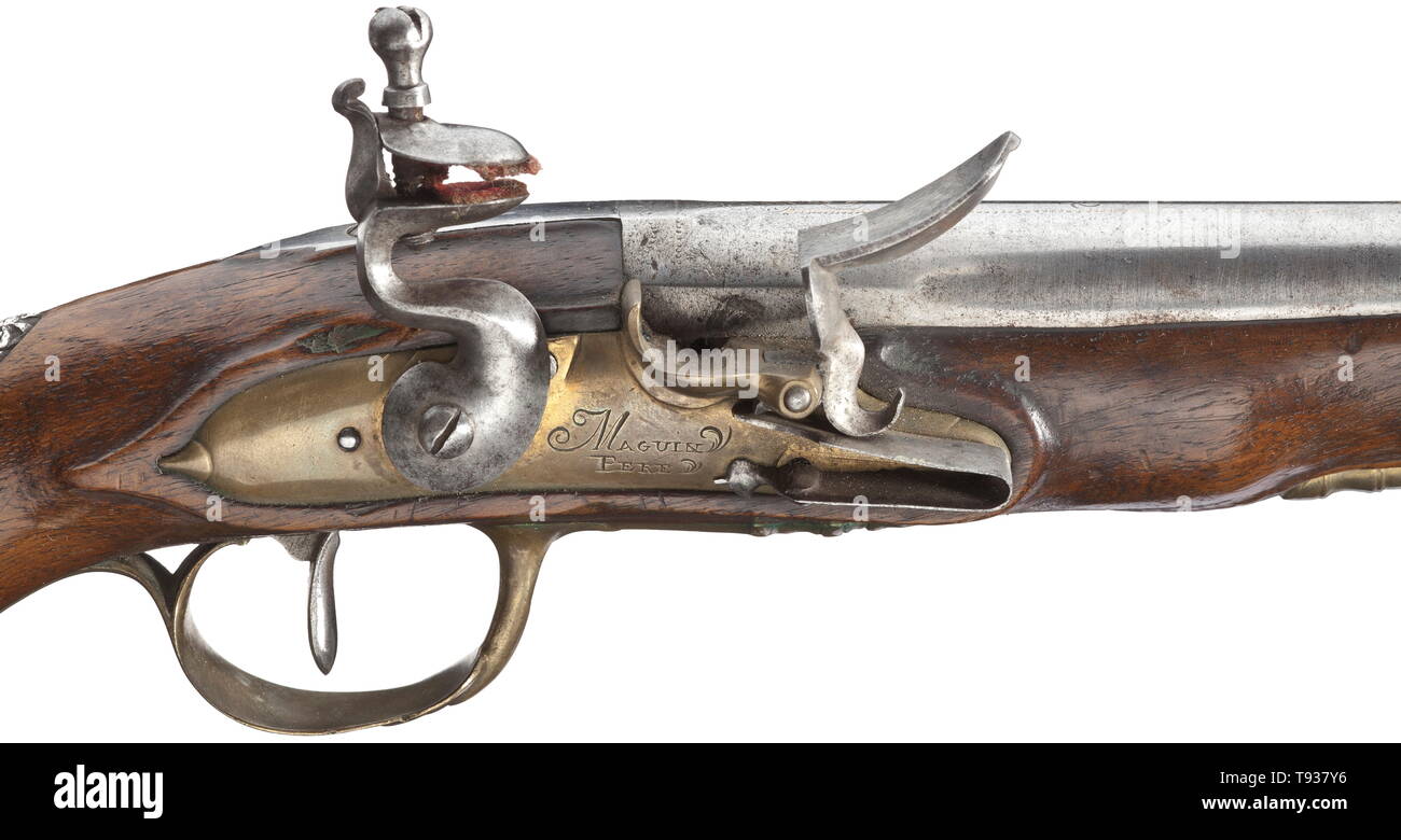 Una coppia di flintlock pistols, Maguin Pere, Francia, 1800 poi ottagonale round liscia, barili in 17 mm di calibro con fasce di ottone intorno il cannone museruola. Il lato superiore delle canne florally colpito con resti di placcatura in oro. Flintlocks con pentole in ottone e le piastre di bloccaggio, ciascuna firmata 'MAGUIN PERE'. Noce liscia stock con mobili in ottone e argento targhe pollice. Ferro da stiro ramrods. Lunghezza della pistola sia 29 cm. storica, storica, Gun, pistole, armi da fuoco, braccio di fuoco, armi da fuoco, armi da fuoco, armi, armi, arma, braccio, dispositivo di combattimento, oggetto, proprie, Additional-Rights-Clearance-Info-Not-Available Foto Stock
