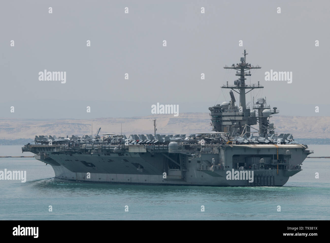 L'Egitto, il canale di Suez. Abraham Lincoln Strike gruppo (ABECSG) transitanti Canale di Suez, 9 maggio 2019. Nimitz-class portaerei USS Abraham Lincoln (CVN 72 Foto Stock