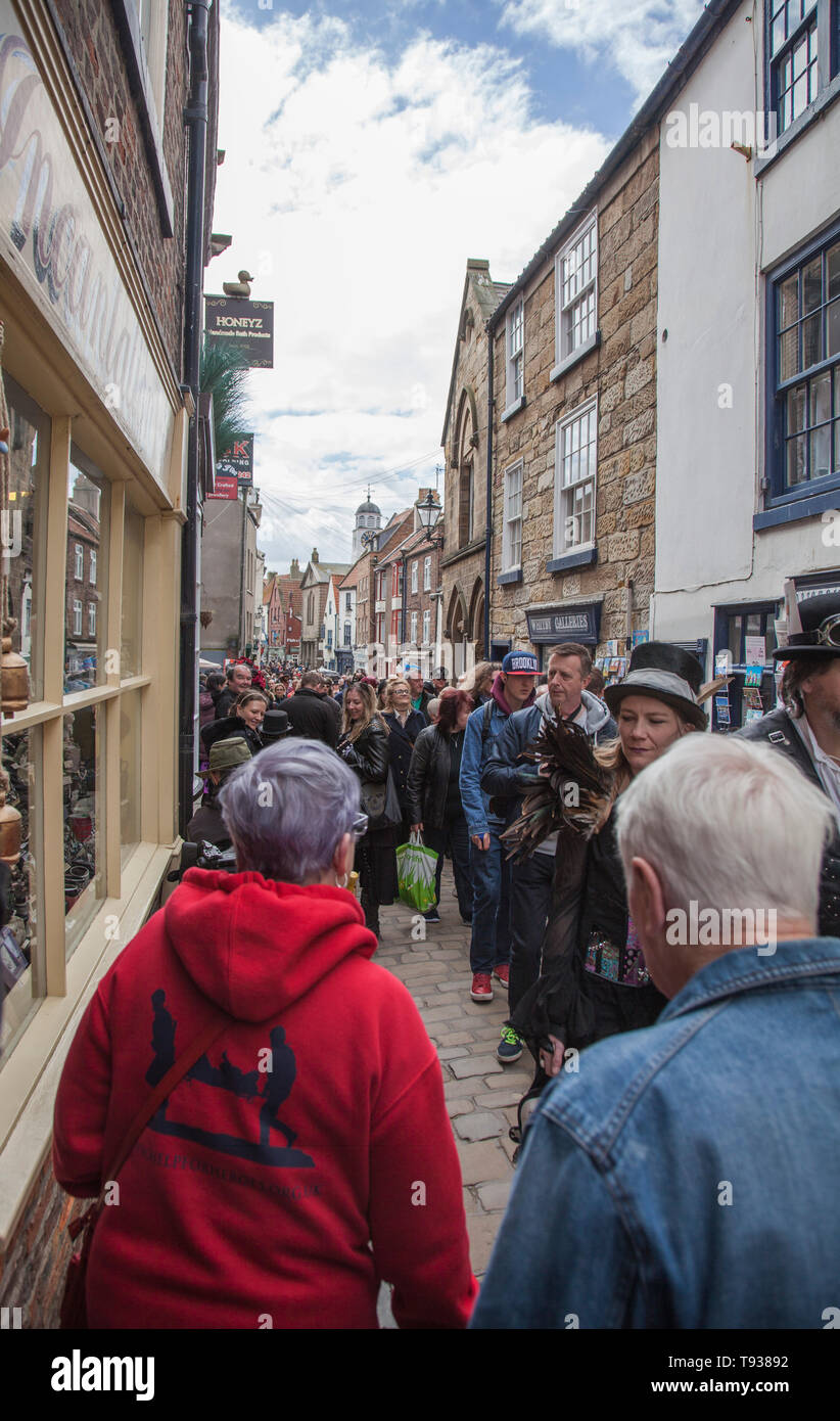 Una strada trafficata scena in Whitby,North Yorkshire, Inghilterra,UK durante il week-end di Goth celebrazioni Foto Stock