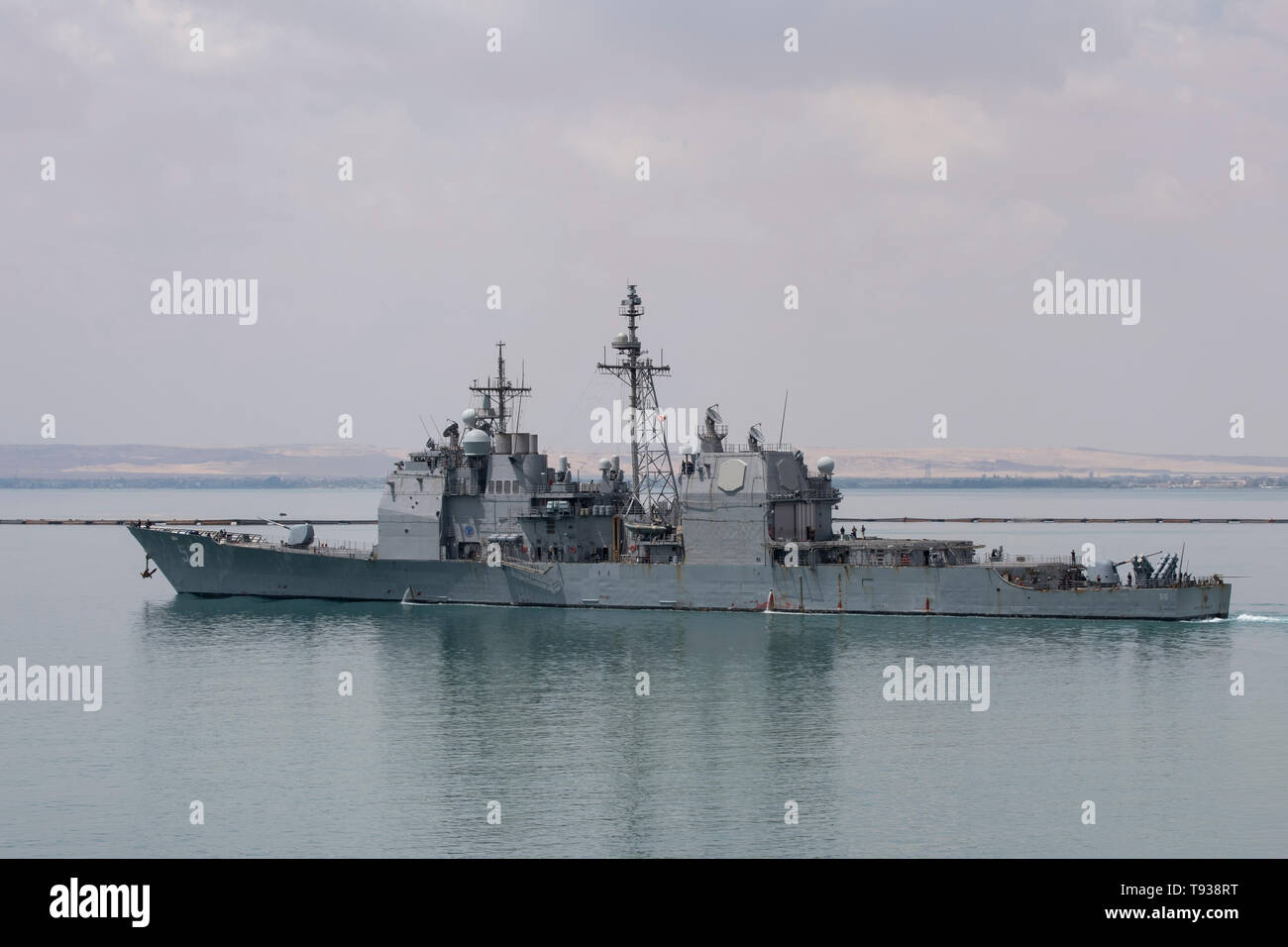 L'Egitto, il canale di Suez. Noi navi militari in transito attraverso il canale di Suez il 9 maggio 2019. Ticonderoga-class guidato-missili cruiser USS Leyte golfo (CG 55). Foto Stock