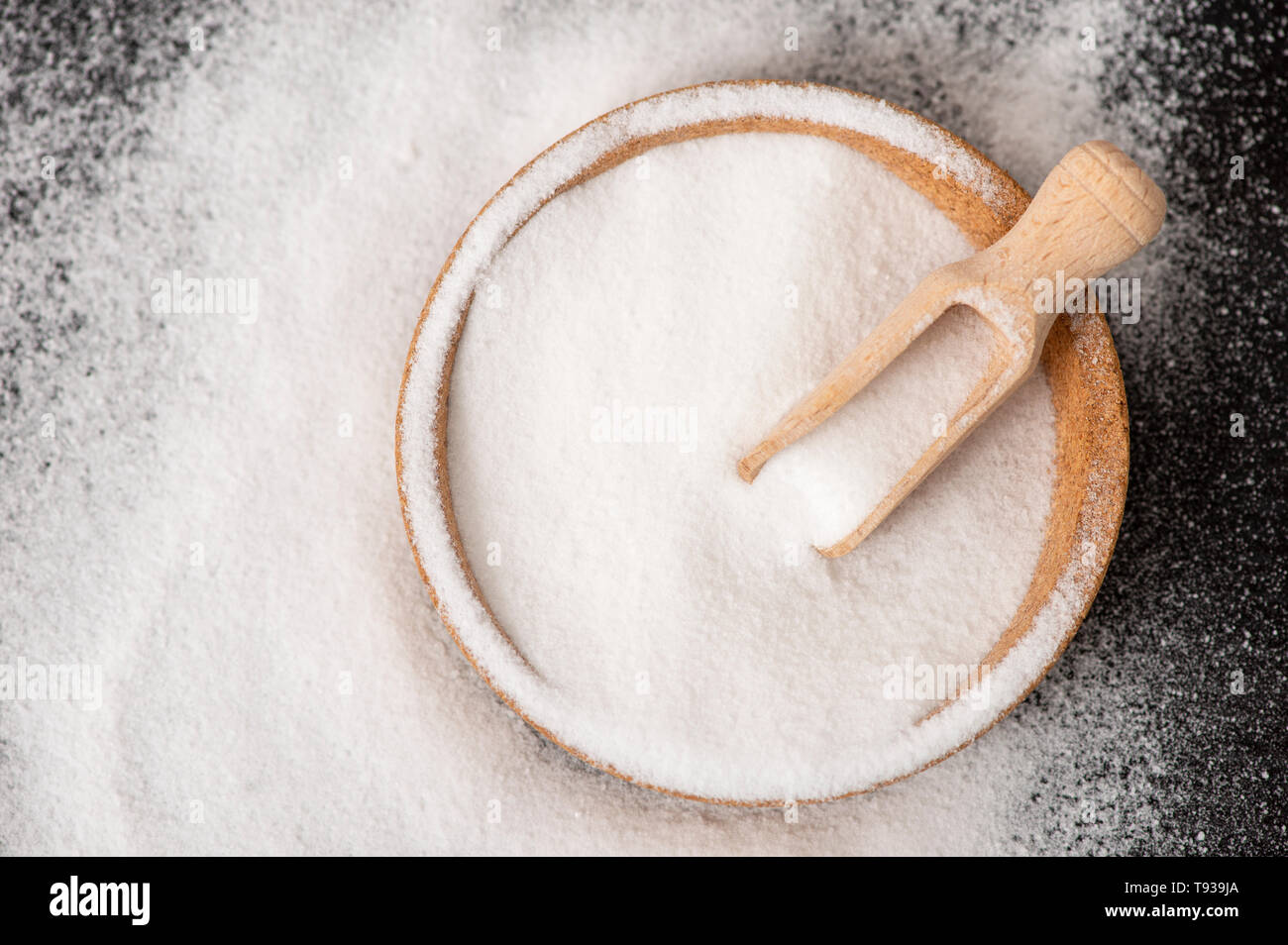 Piastra con bicarbonato di sodio su sfondo di legno Foto Stock