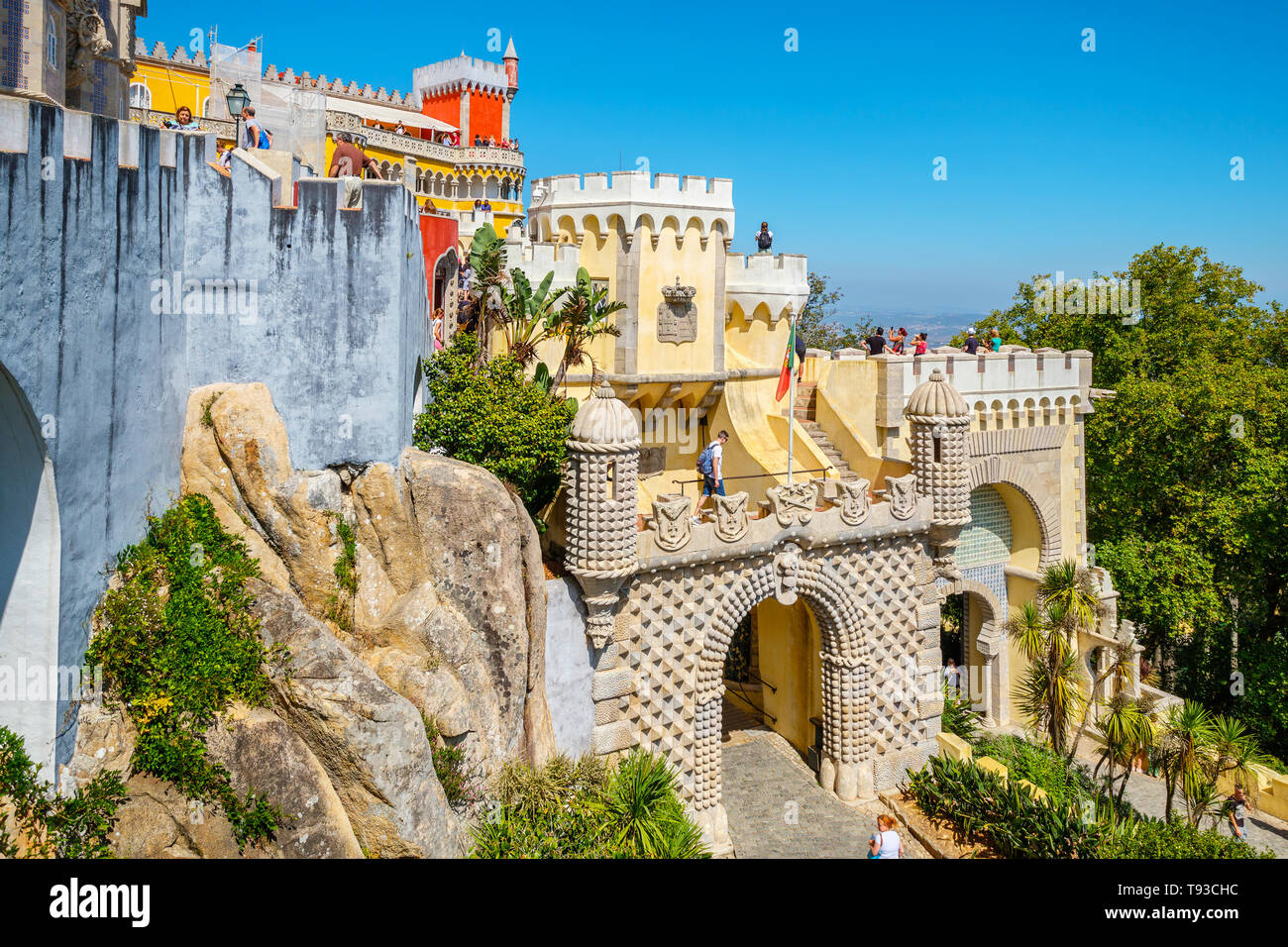 I turisti in visita a pena il National Palace - UNESCO - Sito Patrimonio dell'umanità. Vista delle torri e torrette e terrazze. Sintra, Portogallo Foto Stock