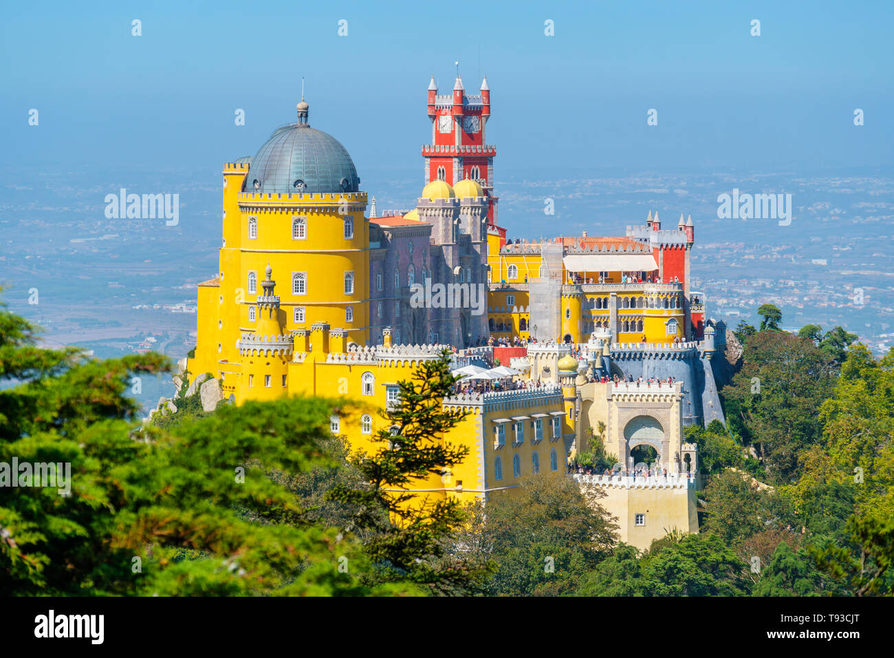Visualizzare le torri e torrette e terrazze di Pena il Palazzo Nazionale (Palacio Nacional da pena). Sintra, Portogallo Foto Stock
