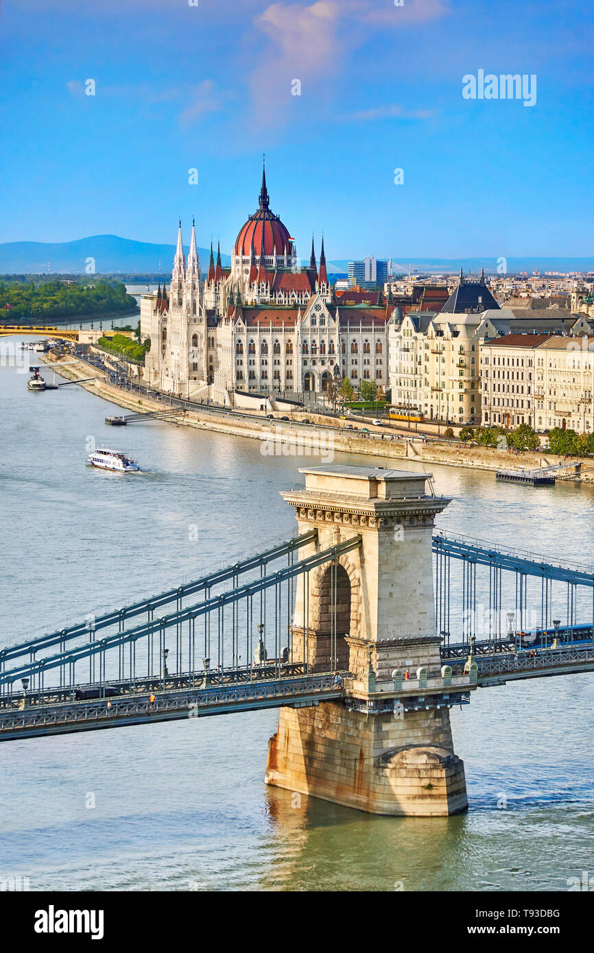 Il Ponte delle catene e il Parlamento ungherese edificio, Budapest, Ungheria Foto Stock