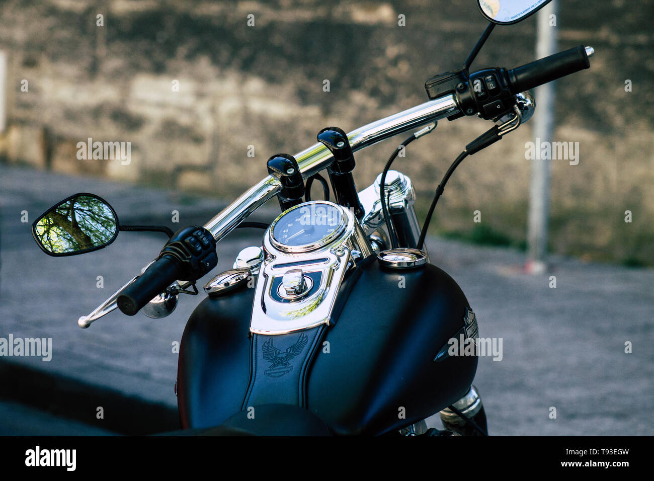 Reims Champagne Francia 15 maggio 2019 Closeup di una Harley Davidson Moto parcheggiata per le strade di Reims nel pomeriggio Foto Stock