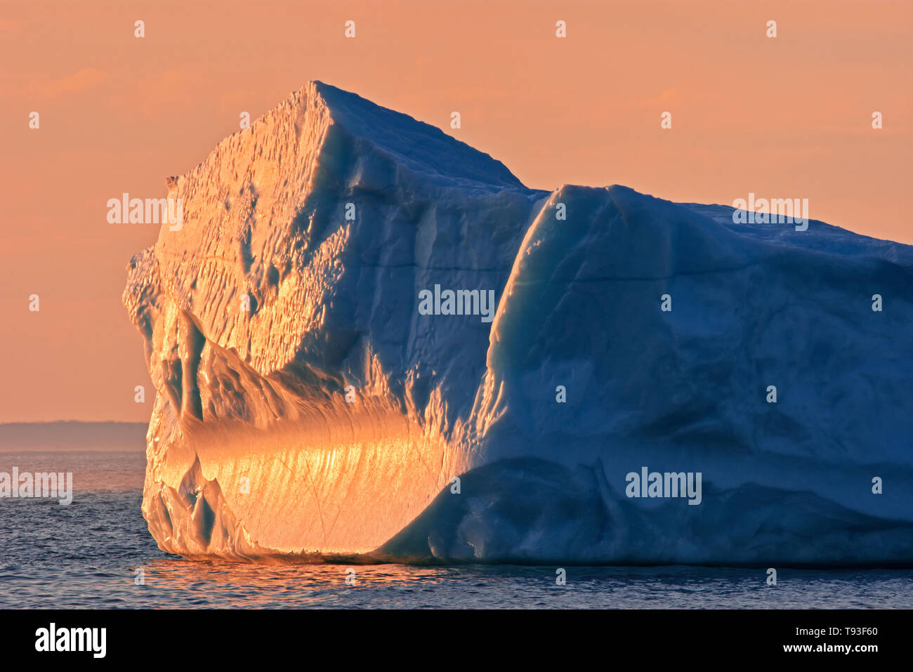 Iceberg al tramonto in La Scie porto fuori l'Oceano Atlantico. Baie Verte penisola. La Scie Terranova e Labrador Canada Foto Stock