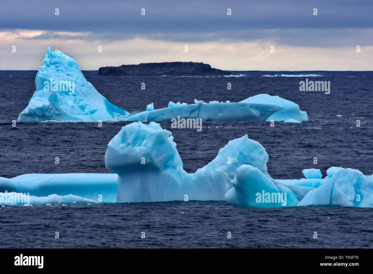 Iceberg al tramonto sulla penisola di Bonavista, Oceano Atlantico, Bonavista, Terranova e Labrador, Canada Foto Stock