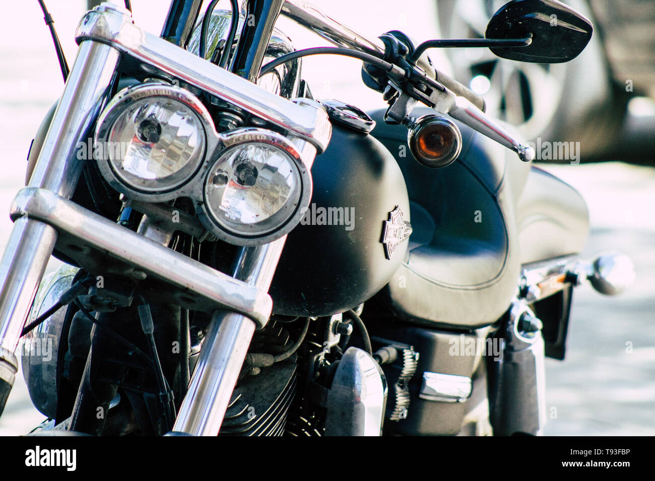 Reims Champagne Francia 15 maggio 2019 Closeup di una Harley Davidson Moto parcheggiata per le strade di Reims nel pomeriggio Foto Stock