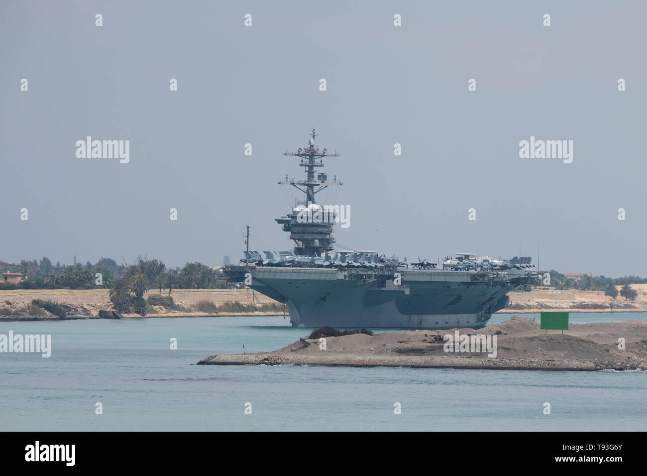 L'Egitto, il canale di Suez. Abraham Lincoln Strike gruppo (ABECSG) transitanti Canale di Suez, 9 maggio 2019. Nimitz-class portaerei USS Abraham Lincoln (CVN 72 Foto Stock