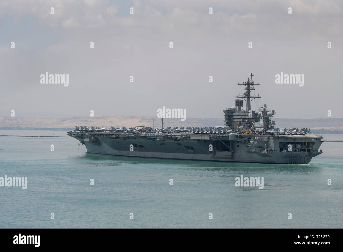 L'Egitto, il canale di Suez. Abraham Lincoln Strike gruppo (ABECSG) transitanti Canale di Suez, 9 maggio 2019. Nimitz-class portaerei USS Abraham Lincoln (CVN 72 Foto Stock