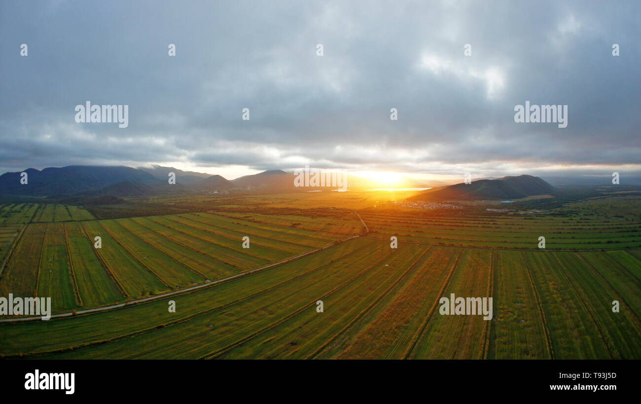 Campo alto e nuvole a Kamchatka Foto Stock