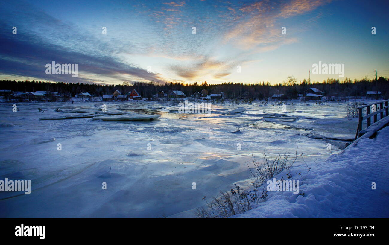 Foto del vecchio villaggio di Karelia in inverno Foto Stock