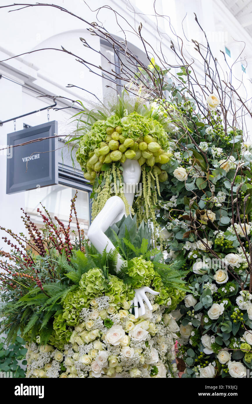 LONDON, Regno Unito - 15 Maggio 2019: Fleurs de Villes in Covent Garden è la Central Avenue vetrine i migliori disegni floreali in capitale e di crea Foto Stock