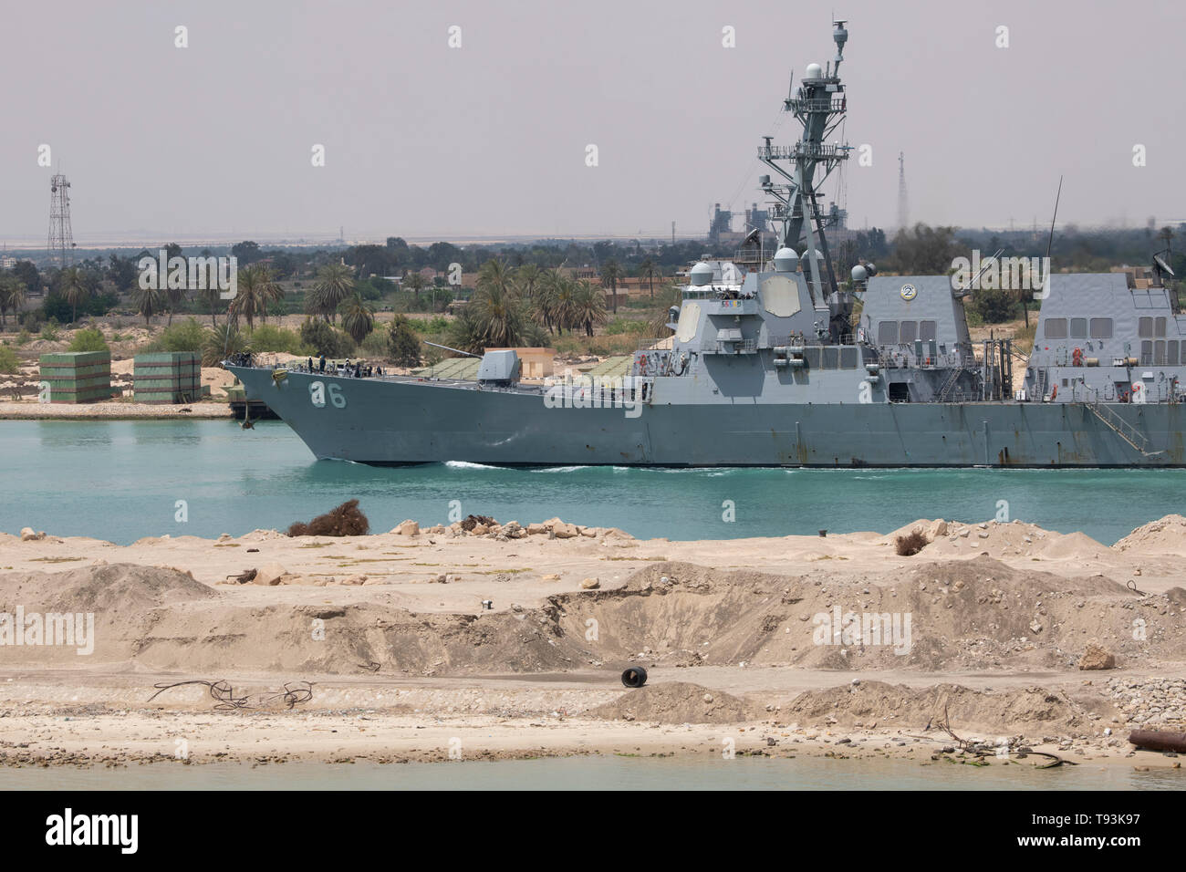 L'Egitto, il canale di Suez. 9 maggio 2019 Arleigh Burke-class guidato-missili cruiser USS Bainbridge (DDG 96) in transito attraverso il canale. Foto Stock