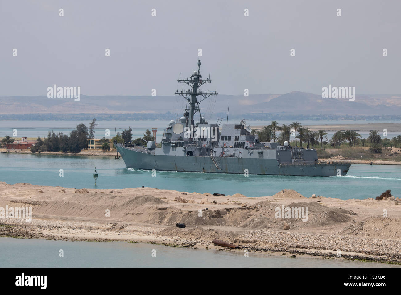 L'Egitto, il canale di Suez. 9 maggio 2019 Arleigh Burke-class guidato-missili cruiser USS Bainbridge (DDG 96) in transito attraverso il canale. Foto Stock