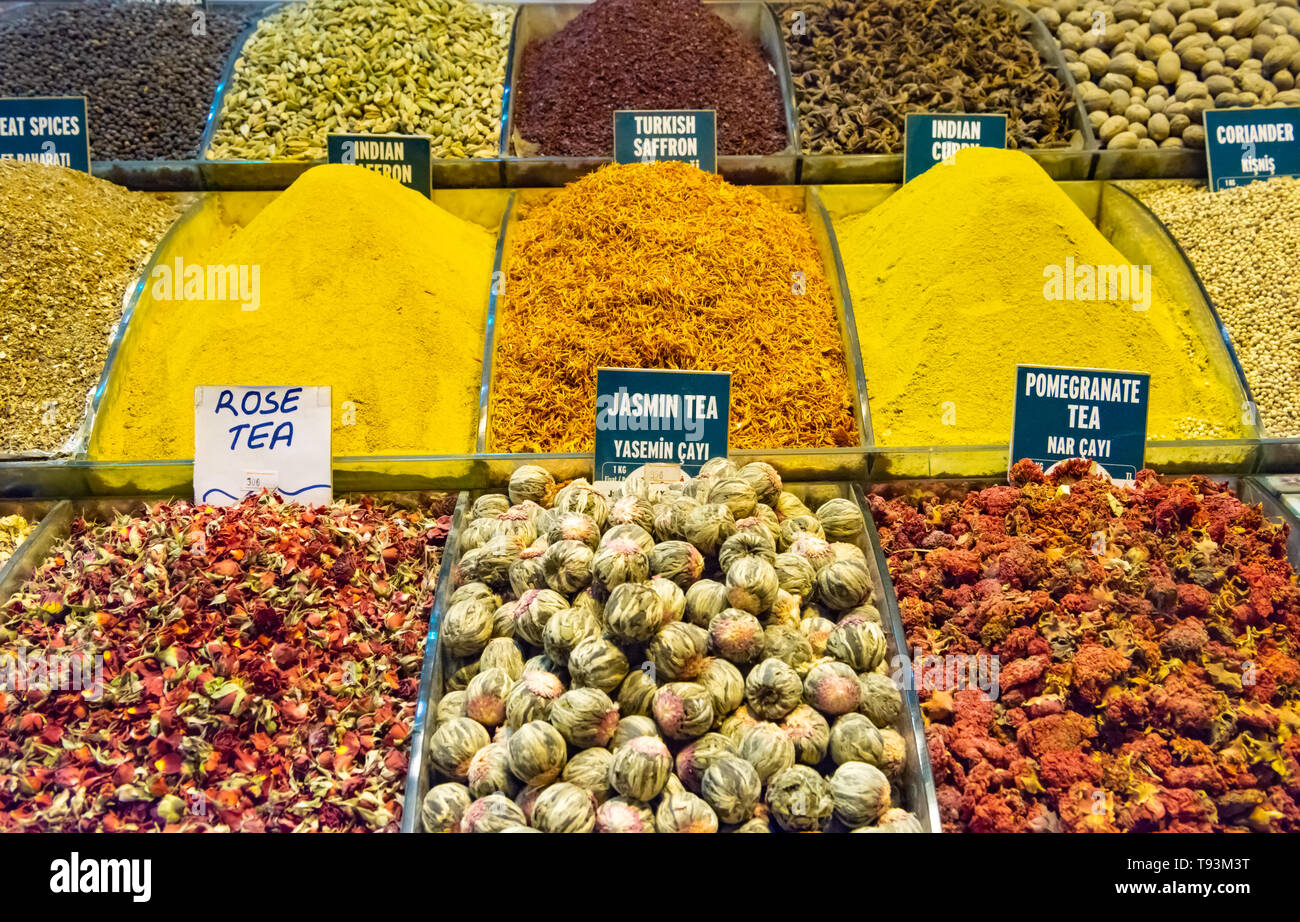 Spezie e tè su egiziano e il Grand Bazaar di Istanbul. Turchia Foto Stock