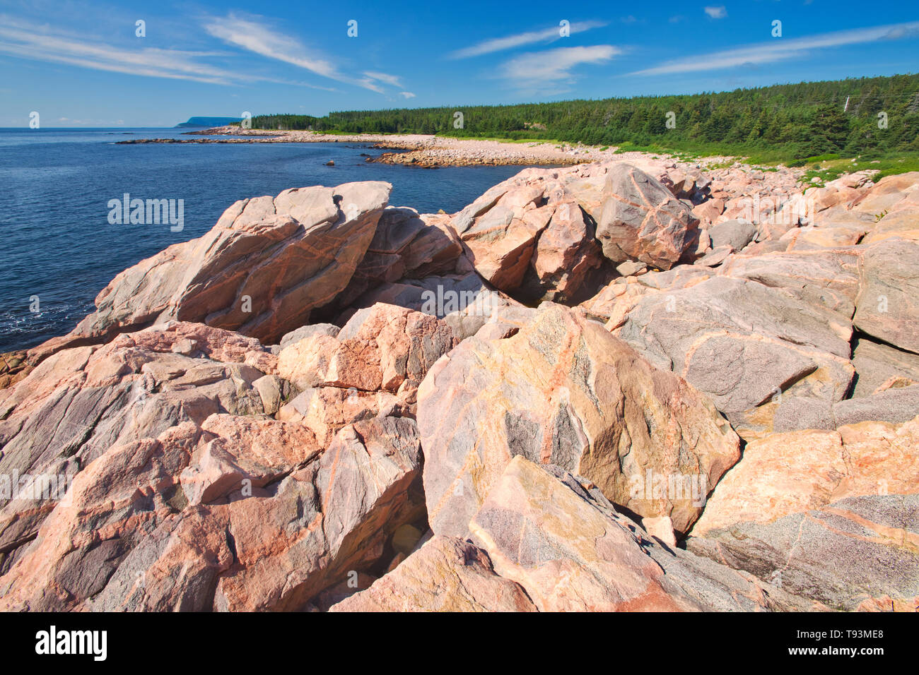 Costa rocciosa lungo la Cabot Strait (Oceano Atlantico) a testa Lakies. Cabot Trail. Cape Breton Island. Cape Breton Highlands National Park Nova Scotia Canada Foto Stock