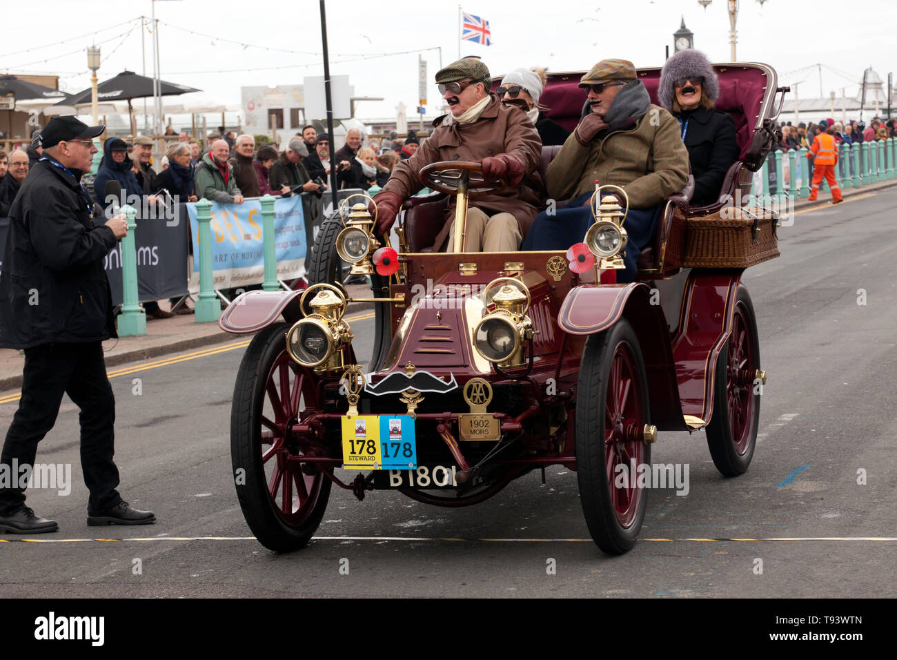 Signor Filippo Oldman, alla guida della sua 1902 Mors, alla fine del 2018 Londra a Brighton Veteran Car Run Foto Stock