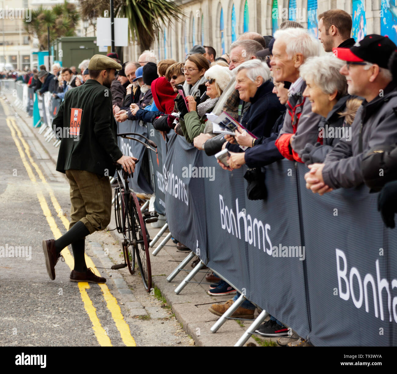Un ciclista su una bicicletta veterano chat per alcuni spettatori, dopo aver completato con successo il 2018 Londra a Brighton Veteran Car Run. Foto Stock
