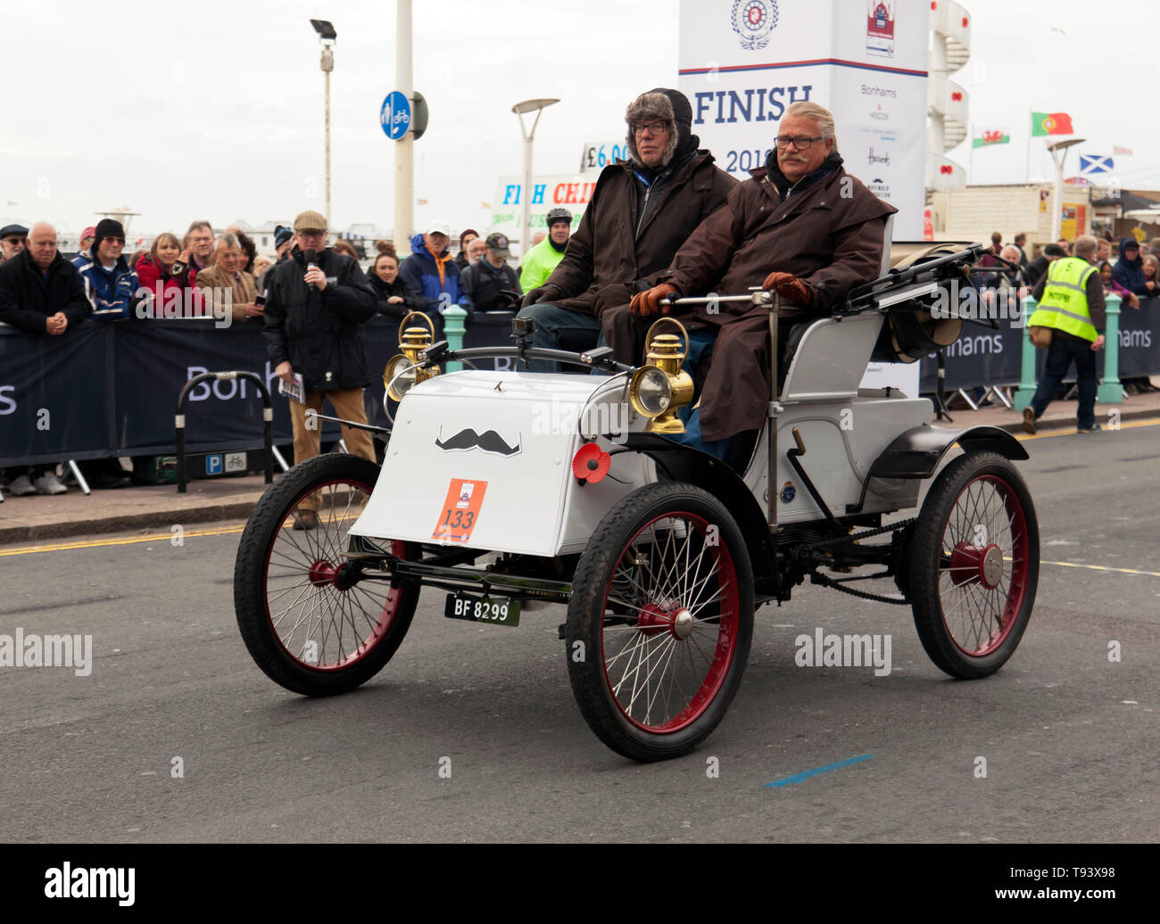 Signor Willem van der Horst, alla guida di un 1902, Knox, attraverso la linea di finitura del 2018 Londra a Brighton Veteran Car Run Foto Stock