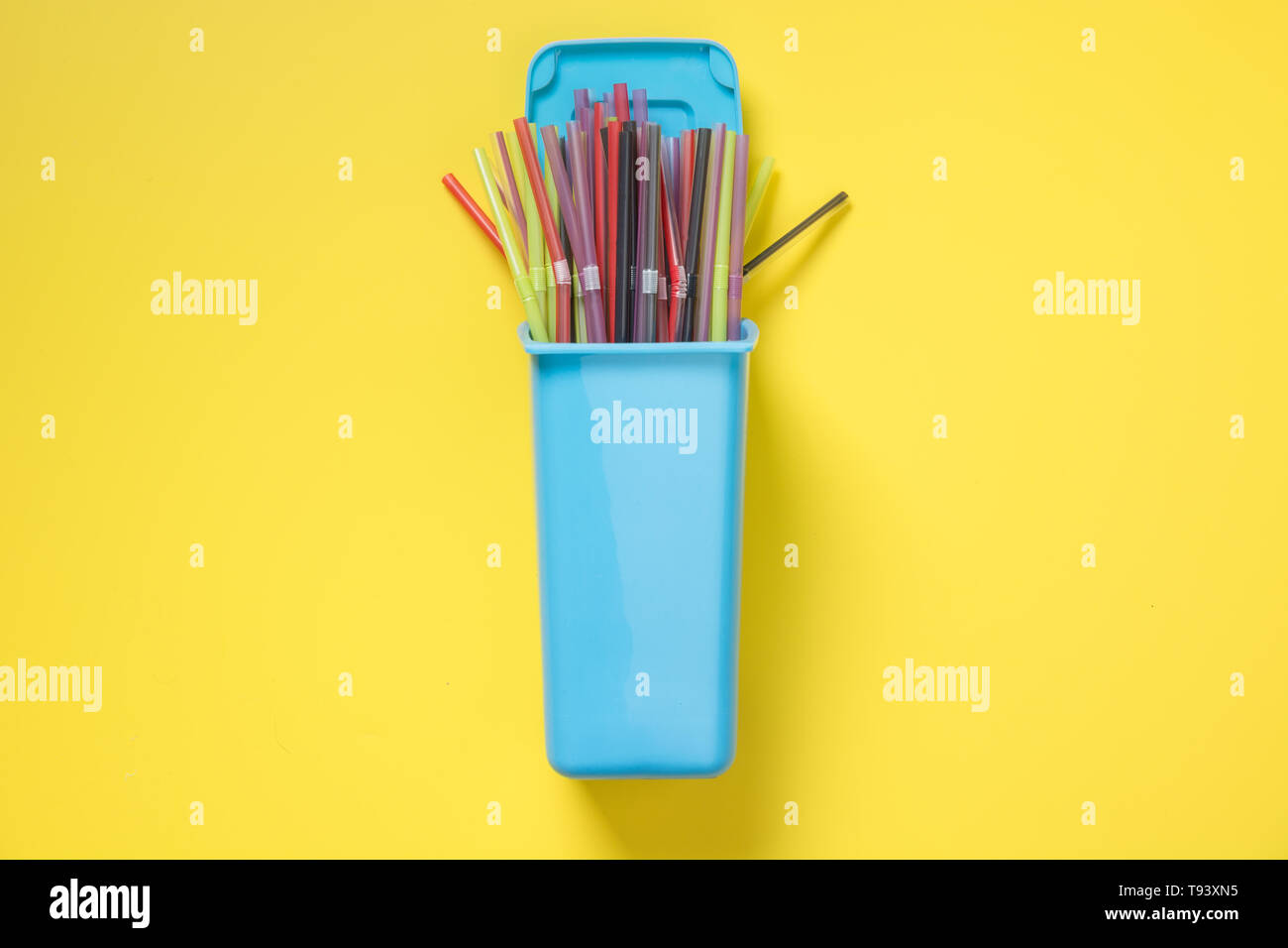 I contenitori per la raccolta differenziata di rifiuti di plastica con la paglia. Vista dall'alto. Concetto salvare il pianeta. Foto Stock