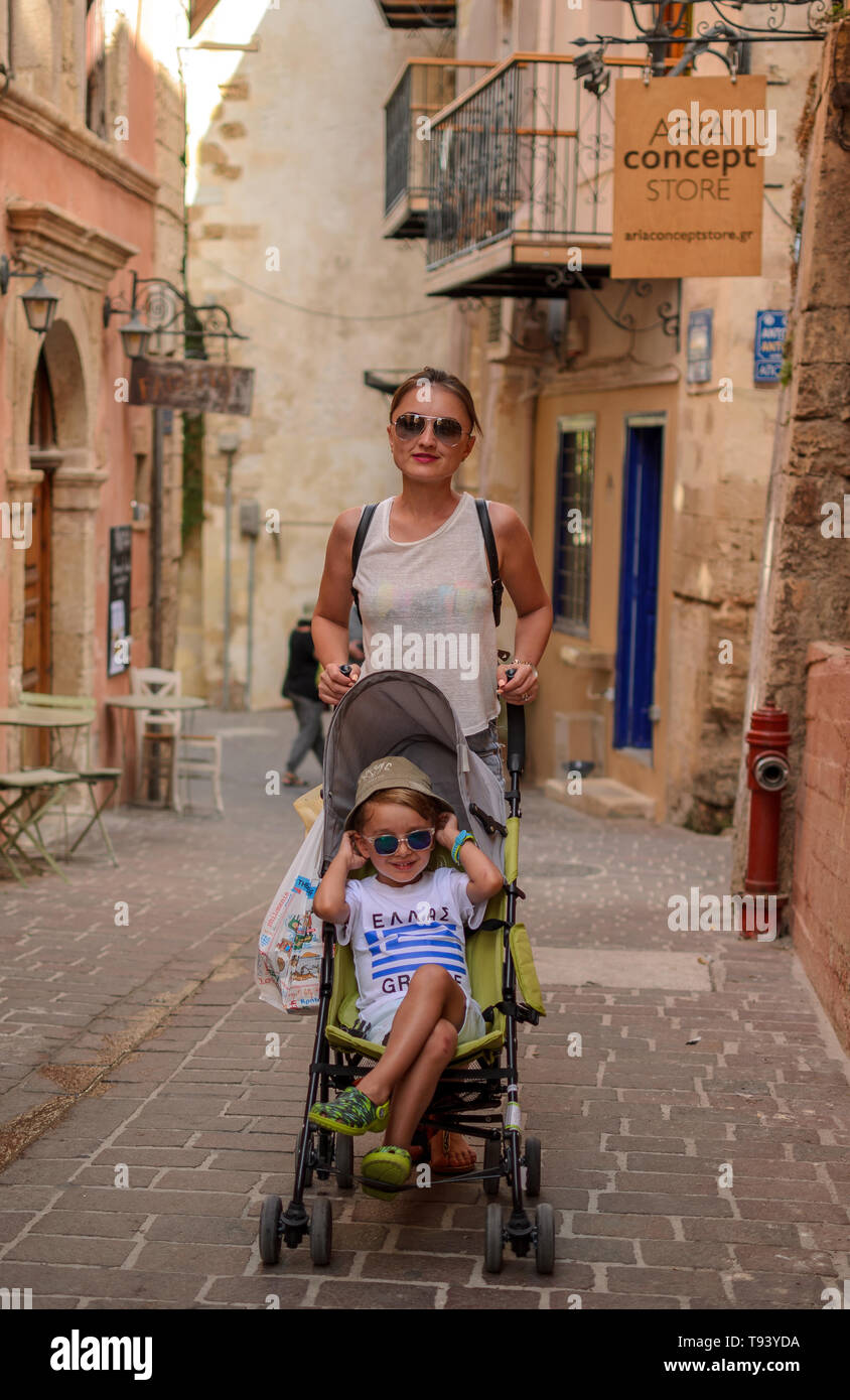 Che cosa ci può essere di più bello di una madre che cammina il suo bambino attraverso alcuni luoghi nel mondo? Tutto ciò che accade su una rilassante giornata estiva, mentre t Foto Stock