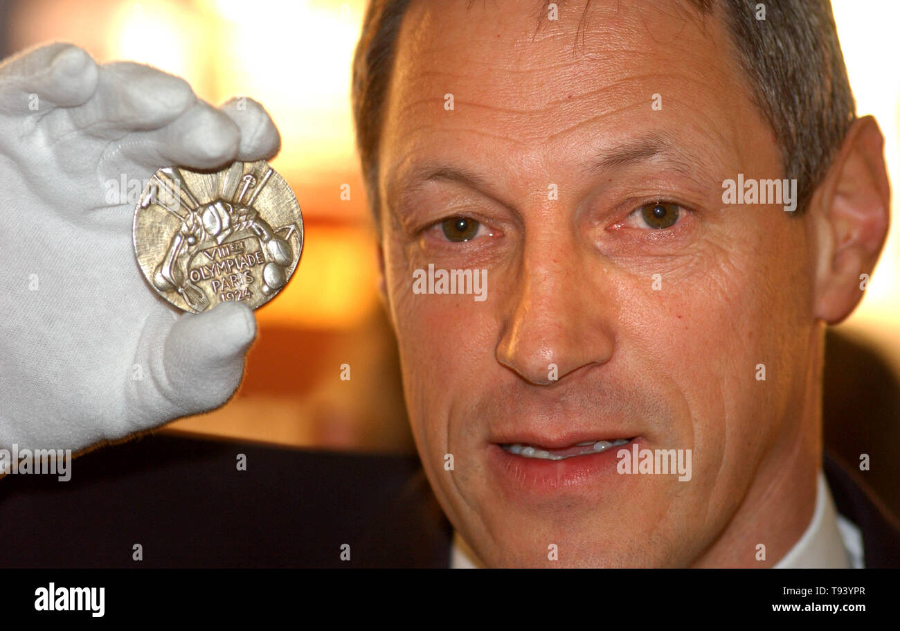 Sportivi scozzesi, grande sprinter Allan Wells nella foto al lancio della Scottish Sports Hall of Fame presso il Royal Museum of Scotland, Edimburgo, oggi ( venerdì 30/11/01). con la medaglia d'oro olimpica ha vinto da Eric Liddell nel 1924 giochi. Foto Stock