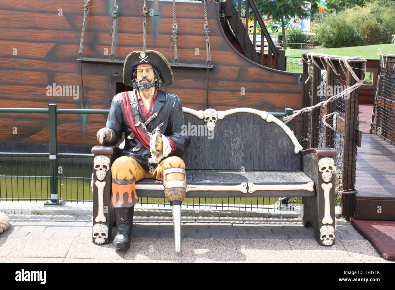 Appelscha. Agosto-18-2009. La nave dei pirati in un parco di divertimenti 'Duinen Zate' in Appelscha. Paesi Bassi Foto Stock