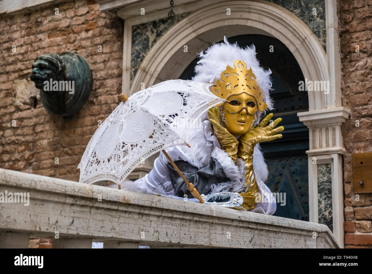 maschere carnevale decorative sulla parete Foto stock - Alamy