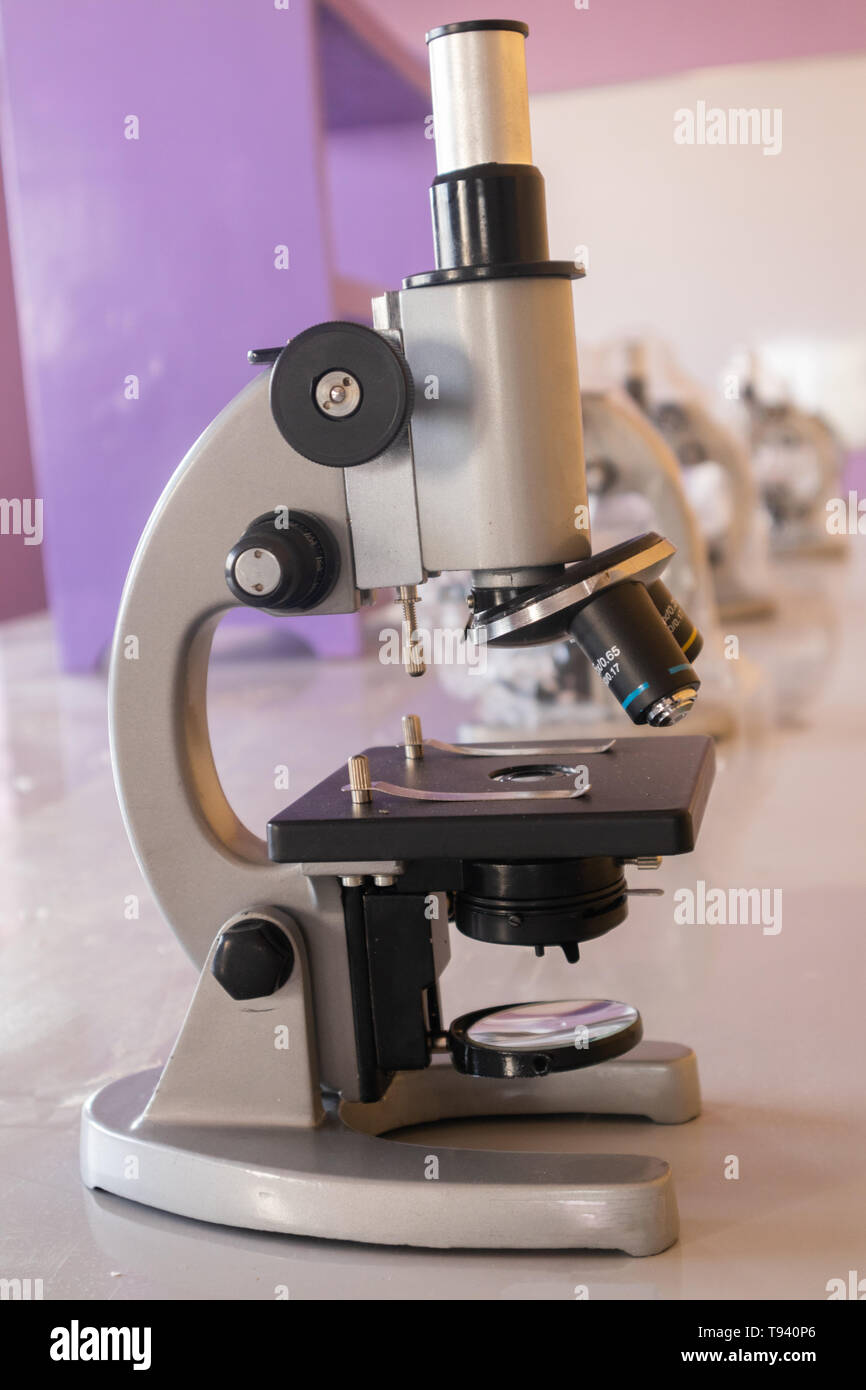 Microscopio a Science Laboratory nel collegio Foto Stock