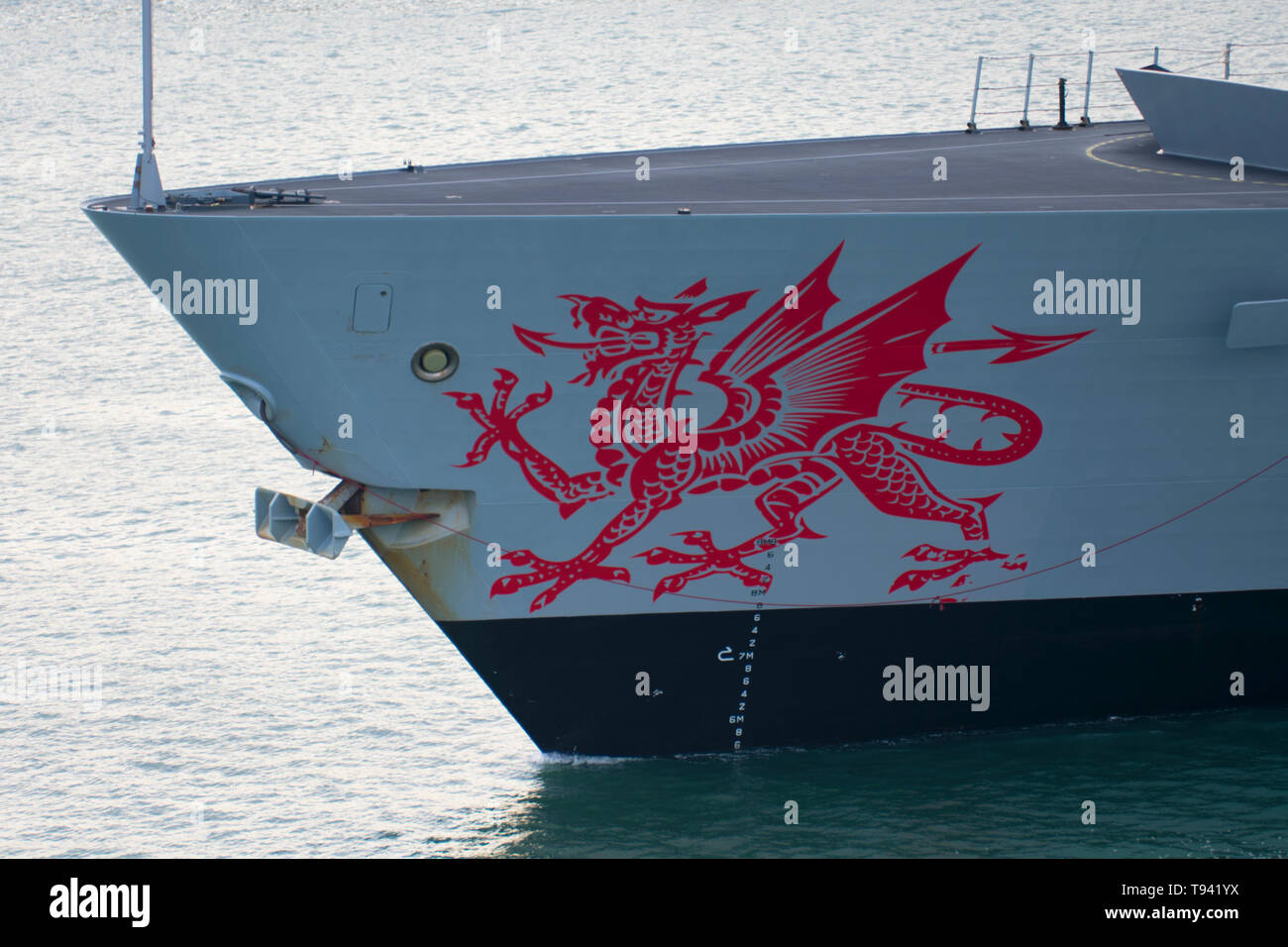 Disegno di un drago rosso a prua del cacciatorpediniere HMS Dragon della Royal Navy. Foto Stock