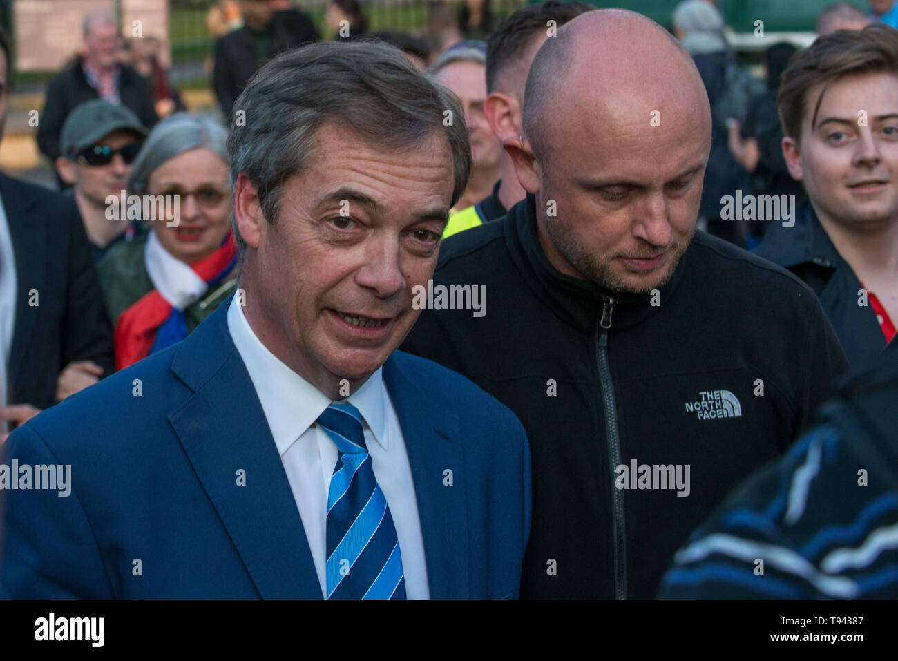 Nigel Farage lasciando lo stadio dopo il suo discorso in piazza del Parlamento per il 29 marzo 2019 il giorno in cui la Gran Bretagna era destinata a lasciare l'UE. Foto Stock