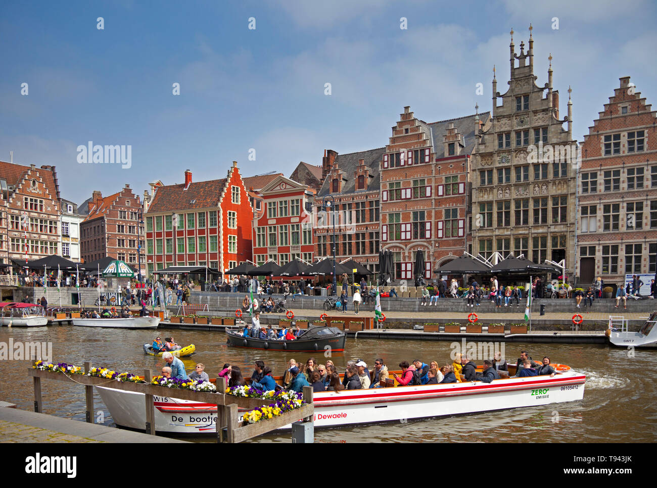 Fiume Leie waterfront, turisti barche a vela sul fiume, Graslei è un molo nel centro storico della città di Gand, Belgio, Europa Foto Stock