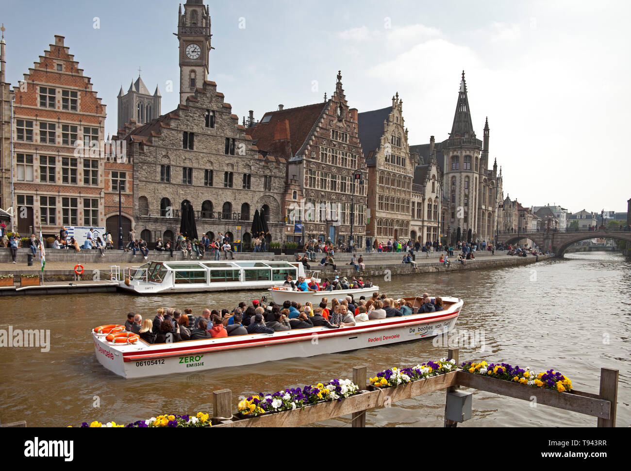 Fiume Leie waterfront, turisti barche a vela sul fiume, Graslei è un molo nel centro storico della città di Gand, Belgio, Europa Foto Stock