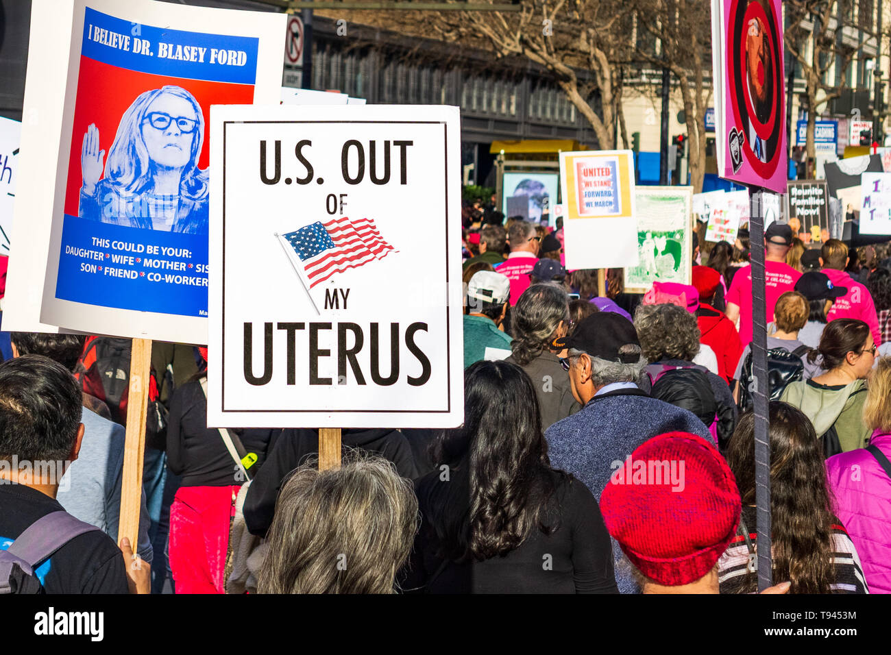 Gennaio 19, 2019 San Francisco / CA / STATI UNITI D'AMERICA - il partecipante alla donna marzo caso detiene 'Mind proprio utero' firmare al rally svoltasi nella parte anteriore del Foto Stock
