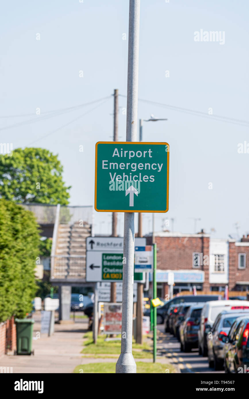 Aeroporto di veicoli di emergenza segno per Londra aeroporto di Southend, Essex, Regno Unito avvicinando alla campana di giunzione A127 Prince Avenue, Westcliff on Sea Foto Stock