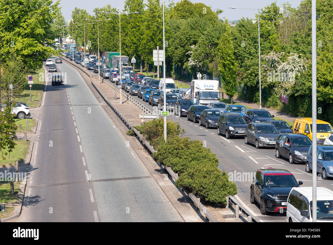 Code di traffico sulla A127 in direzione di Southend on Sea, Essex, Regno Unito in una giornata di sole. Il principe Avenue in corrispondenza della giunzione a campana. Strada trafficata. Tenere premuto fino Foto Stock