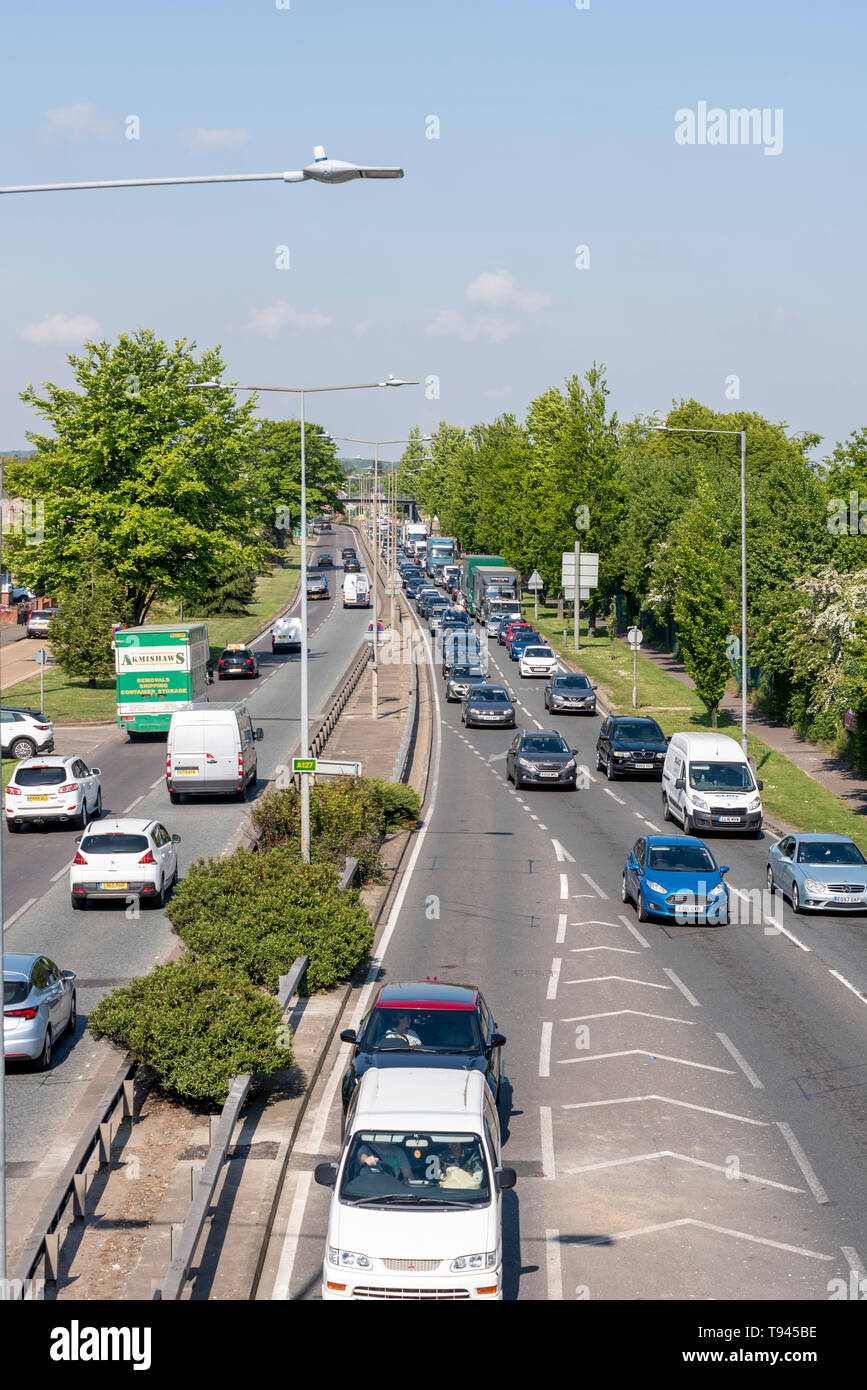 Code di traffico sulla A127 in direzione di Southend on Sea, Essex, Regno Unito in una giornata di sole. Il principe Avenue in corrispondenza della giunzione a campana. Strada trafficata. Tenere premuto fino Foto Stock