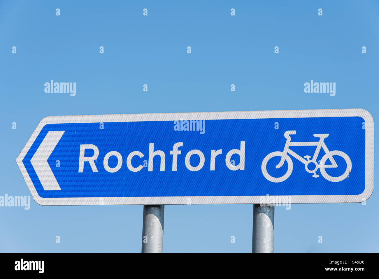 Segnaletica blu per la pista ciclabile per Rochford, Essex, Regno Unito. Segno blu, frecce bianche. Percorso consigliato dal codice autostrada per i cicli del pedale Foto Stock