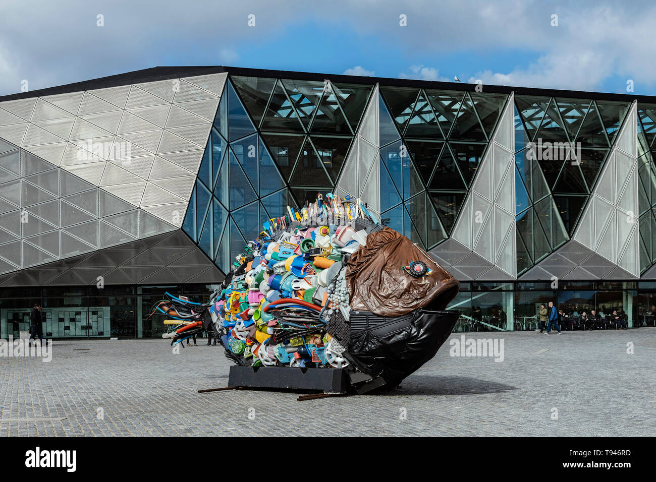 HELSINGOR DANIMARCA; 24 marzo 2019: la moderna architettura del centro culturale e una statua di un pesce fatta di rifiuti di plastica. Foto Stock