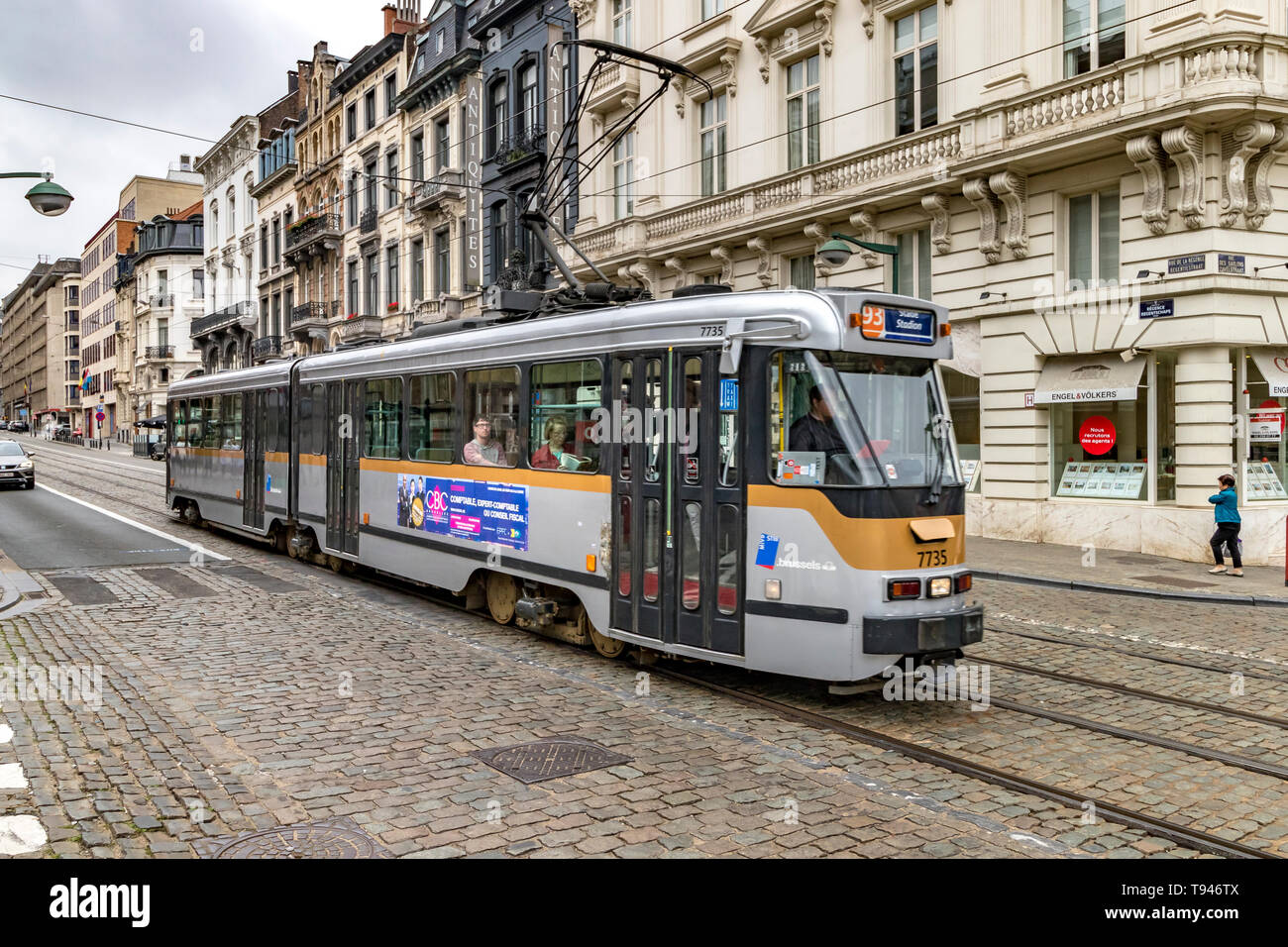 Un tram di Bruxelles rende il modo lungo la Rue de la Régence nell'area di Sablon di Bruxelles.Belgio Foto Stock