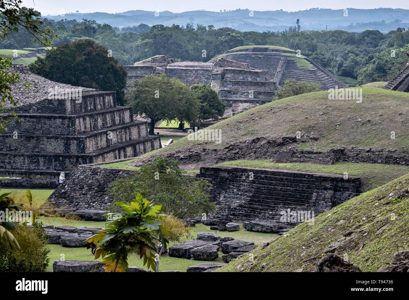 Panoramica della Mesoamerica piramidi alla pre-Colombiano complesso archeologico di El Tajin in Tajin Veracruz, Messico. El Tajín fiorita da 600 a 1200 CE e durante questo tempo numerosi templi, palazzi, ballcourts, e le piramidi sono state costruite dai Totonac persone ed è uno dei più grandi e importanti città dell'epoca classica della Mesoamerica. Foto Stock