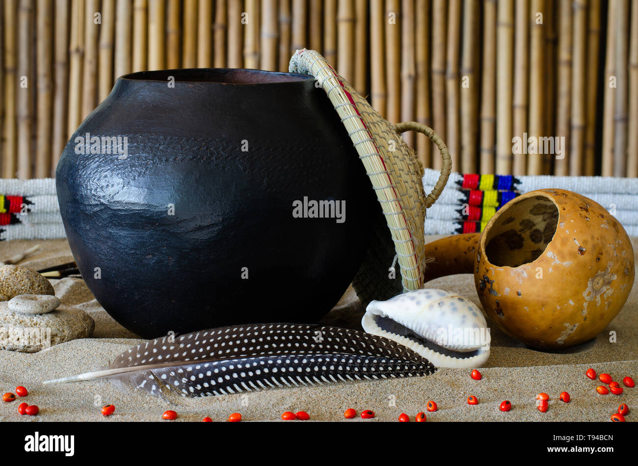 Birra africana, denominato utshwala in Zulu, è prodotta da mealie mangiare e bere fuori di una argilla abbeveratoio chiamato ukhamba. Immagine: Jonathan Foto Stock