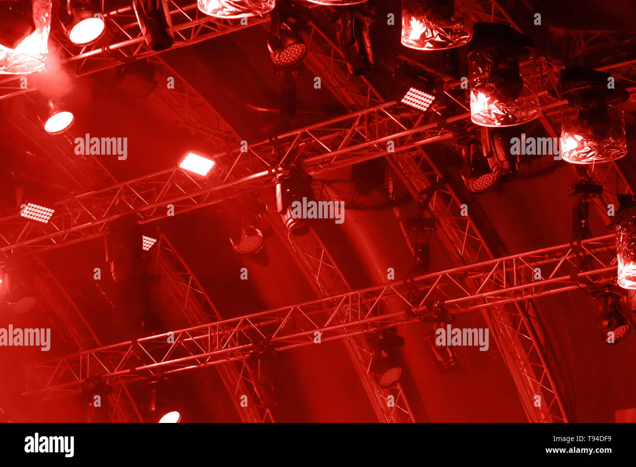 Concerto colorata illuminazione. Colore rosso illuminazione concerto su uno sfondo scuro al di sopra di schermo del proiettore. Foto Stock