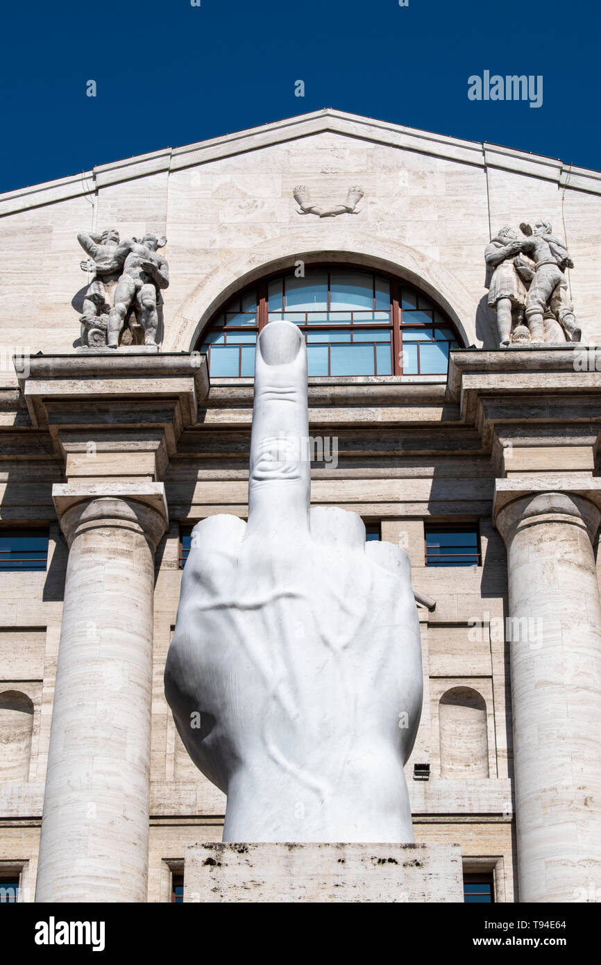 Milano, Italia: L.O.V.E. o il dito, scultura realizzata da Maurizio  Cattelan davanti a Palazzo Mezzanotte, costruzione di alloggiamento è la  Borsa Valori di Milano Foto stock - Alamy