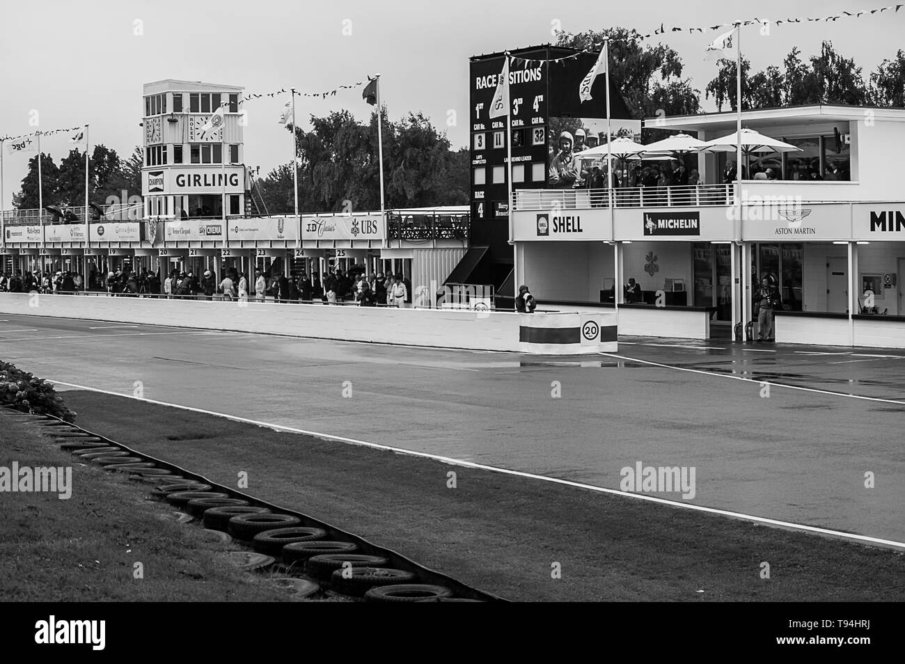 Area dei box, in un giorno di pioggia, a Goodwood 2017 Foto Stock
